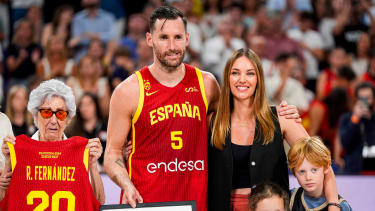 Basketball International Friendly, Länderspiel, Nationalmannschaft match: Spain vs Puerto Rico Rudy Fernandez (C) of Spain with his family receives a tribute during the Basketball International Friendly match between Spain and Puerto Rico at WiZink Center on July 23, 2024 in Madrid, Spain. Madrid Wizink Center Madrid Spain Copyright: xAlbertoxGardinx AGardin_20240723_Basket_Spa_Por_356