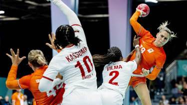 PARIS - Handball player Estavana Polman in action against Vilma Nenganga of Angola. The Olympic women s handball tournament will take place from July 25 to August 10. ANP REMKO DE WAAL xVIxANPxSportx xxANPxIVx 504155847 originalFilename: 504155847.jpg