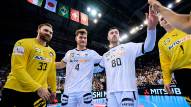 Stuttgart, Deutschland:
Handball Herren Länderspiel - Deutschland - Japan

v.li. Torhueter Andreas Wolff (Deutschland), Johannes Golla (Deutschland), Jannik Kohlbacher (Deutschland)