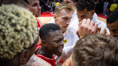 Basketball London 22.07.2024 Testspiel Freundschaftsspiel Männer, Herren USA Basketball Showcase Vereinigte Staaten von Amerika (USA) - Deutschland (GER) Dennis Schröder Schroeder (Deutschland, No.17) Schröder Schroder huddle *** Basketball London 22 07 2024 Test Match Friendly Match Men, Men USA Basketball Showcase United States of America USA Germany GER Dennis Schröder Schroeder Germany, No 17 Schröder Schroder huddle