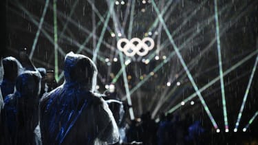 OLY24 OPENING CEREMONY, Spectators stand in the rain at the Trocadero against the back drop of the Eiffel Tower during the Opening Ceremony of the 2024 Paris Olympic Games, Olympische Spiele, Olympia, OS in Paris, France, Friday, July 26, 2024. ( !ACHTUNG: NUR REDAKTIONELLE NUTZUNG, KEINE ARCHIVIERUNG UND KEINE BUCHNUTZUNG! PARIS FRANCE PUBLICATIONxNOTxINxAUSxNZLxPNGxFIJxVANxSOLxTGA Copyright: xDANxHIMBRECHTSx 20240727143729701965