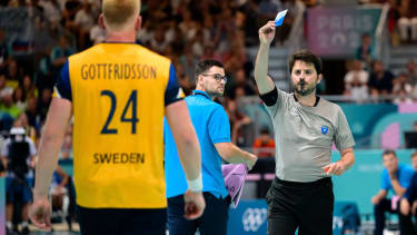 Paris, Frankreich: Handball Herren - Vorrunde Gruppe A - Spanien - Japan Schiedsrichter Arthur Brunner zeigt Jim Gottfridsson (Schweden) die blaue Karte Paris South Paris Arena 6 Frankreich *** Paris, France Handball Men Preliminary Round Group A Spain Japan Referee Arthur Brunner shows Jim Gottfridsson Sweden the blue card Paris South Paris Arena 6 France