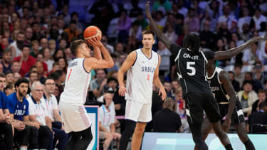 Olympics: Basketball-Men Group C - SRB-SSD Aug 3, 2024; Villeneuve-d Ascq, France; Serbia shooting guard Bogdan Bogdanovic (7) shoots against South Sudan small forward Nuni Omot (5) during the first quarter during the Paris 2024 Olympic Summer Games at Stade Pierre-Mauroy. Villeneuve-d Ascq Stade Pierre-Mauroy France, EDITORIAL USE ONLY PUBLICATIONxINxGERxSUIxAUTxONLY Copyright: xJohnxDavidxMercerx 20240802_jhp_sx1_0682