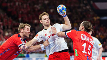 Petter Overby (Norwegen, 11), Mathias Gidsel (Daenemark, 19), Kent Robin Toennesen (Norwegen, 15) GER, Norwegen vs. Daenemark, Handball, Maenner, EHF Euro 2024, Hauptrunde 2, Spieltag 3, 21.01.2024 GER, Norwegen vs. Daenemark, Handball, Maenner, EHF Euro 2024, Hauptrunde 2, Spieltag 3, 21.01.2024 Hamburg *** Petter Overby Norway, 11 , Mathias Gidsel Denmark, 19 , Kent Robin Toennesen Norway, 15 GER, Norway vs Denmark, Handball, Men, EHF Euro 2024, Main Round 2, Matchday 3, 21 01 2024 GER, Norway vs Denmark, Handball, Men, EHF Euro 2024, Main Round 2, Matchday 3, 21 01 2024 Hamburg Copyright: xEibner-Pressefoto MarcelxvonxFehrnx EP_MFN