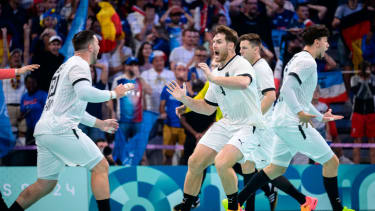 Paris, Frankreich:
Handball Herren - Viertelfinale - Deutschland - Frankreich

Jannik Kohlbacher (Deutschland), Johannes Golla (Deutschland) Schlussjubel / Schlußjubel / Emotion / Freude /