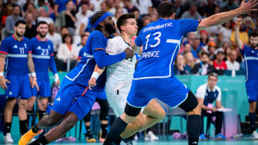 Paris, Frankreich: Handball Herren - Viertelfinale - Deutschland - Frankreich v. li. im Zweikampf Dika Mem (Frankreich) und Renars Uscins (Deutschland) Lille Stade Pierre Mauroy Frankreich *** Paris, France Handball Mens Quarterfinals Germany France v li in duel Dika Mem France and Renars Uscins Germany Lille Stade Pierre Mauroy France