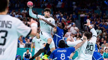 Paris, Frankreich: Handball Herren - Viertelfinale - Deutschland - Frankreich Marko Grgic (Deutschland), Karl Konan (Frankreich), Elohim Prandi (Frankreich), Jannik Kohlbacher (Deutschland) Lille Stade Pierre Mauroy Frankreich *** Paris, France Handball Mens Quarterfinals Germany France Marko Grgic Germany , Karl Konan France , Elohim Prandi France , Jannik Kohlbacher Germany Lille Stade Pierre Mauroy France