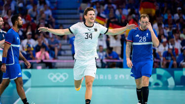 Paris, Frankreich: Handball Herren - Viertelfinale - Deutschland - Frankreich Rune Dahmke (Deutschland) Jubel Freude Emotion Torjubel Torschuetze Torschütze, Valentin Porte (Frankreich) Lille Stade Pierre Mauroy Frankreich *** Paris, France Handball Mens quarter-final Germany France Rune Dahmke Germany Cheers Joy Emotion Goal celebration Goalscorer, Valentin Porte France Lille Stade Pierre Mauroy France