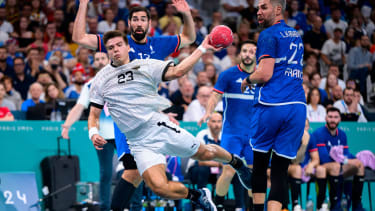 Paris, Frankreich: Handball Herren - Viertelfinale - Deutschland - Frankreich v.li. Nikola Karabatic (Frankreich), Renars Uscins (Deutschland), Luka Karabatic (Frankreich) Lille Stade Pierre Mauroy Frankreich *** Paris, France Handball Mens Quarterfinals Germany France from left Nikola Karabatic France , Renars Uscins Germany , Luka Karabatic France Lille Stade Pierre Mauroy France