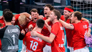 Paris, Frankreich: Handball Herren - Viertelfinale - Daenemark - Schweden Daenemarks Emil Jakobsen, Daenemarks Niclas Kirkelokke, Daenemarks Mikkel Hansen, Daenemarks Magnus Landin, Daenemarks Simon Bogetoft Pytlick Schlussjubel Schlußjubel Emotion Freude Lille Stade Pierre Mauroy Frankreich *** Paris, France Handball Mens quarter-finals Denmark Sweden Denmark Emil Jakobsen, Denmark Niclas Kirkelokke, Denmark Mikkel Hansen, Denmark Magnus Landin, Denmark Simon Bogetoft Pytlick Final cheer Final cheer Emotion Joy Lille Stade Pierre Mauroy France