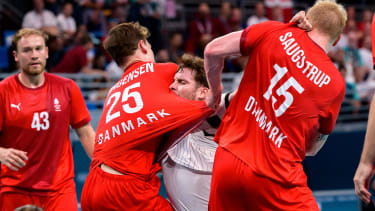 Paris, Frankreich: Handball Olympia Herren - Finale - Deutschland - Dänemark v. li. im Zweikampf Daenemarks Lukas Lindhard Jorgensen, Johannes Golla (Deutschland), Daenemarks Magnus Saugstrup Jensen Lille Stade Pierre Mauroy Frankreich *** Paris, France Handball Olympic Mens Final Germany Denmark from left in duel Daenemarks Lukas Lindhard Jorgensen, Johannes Golla Germany , Daenemarks Magnus Saugstrup Jensen Lille Stade Pierre Mauroy France