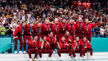 FRA, Lille, Olympischen Spiele Paris 2024, (11.08.2024, Handball Herren Finale Siegerehrung, Stade Pierre-Mauroy) Gold Medaille für Dänemark Niklas Landin Jacobsen (Dänemark, 1), Emil Nielsen (Dänemark, 12), Magnus Saugstrup (Dänemark, 15), Niclas Kirkeloekke (Dänemark, 3), Landin Magnus Jacobsen (Dänemark, 4), Emil Jakobsen (Dänemark, 7), Rasmus Lauge (Dänemark, 11), Magnus Saugstrup (Dänemark, 15), Hans Lindberg (Dänemark, 18), Mathias Gidsel (Dänemark, 19), Henrik Moellgaard (Dänemark, 21), Mikkel Hansen (Dänemark, 24), Lukas Joergensen (Dänemark, 25), Thomas Arnoldsen (Dänemark, 42), Simon Pytlick (Dänemark, 43) *** FRA, Lille, Olympic Games Paris 2024, 11 08 2024, Handball Mens Final Award Ceremony, Stade Pierre Mauroy Gold Medal for Denmark Niklas Landin Jacobsen Denmark, 1 , Emil Nielsen Denmark, 12 , Magnus Saugstrup Denmark, 15 , Niclas Kirkeloekke Denmark, 3 , Landin Magnus Jacobsen Denmark, 4 , Emil Jakobsen Denmark, 7 , Rasmus Lauge Denmark, 11 , Magnus Saugstrup Denmark, 15 , Hans Lindberg Denmark, 18 , Mathias Gidsel Denmark, 19 , Henrik Moellgaard Denmark, 21 , Mikkel Hansen Denmark, 24 , Lukas Joergensen Denmark, 25 , Thomas Arnoldsen Denmark, 42 , Simon Pytlick Denmark, 43 Copyright: HMBxMedia SteffiexWunderl