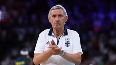 Svetislav Pesic Serbian Coach claps the fans during Men™s Basketball Quarter Finals between Australia and Serbia during the 2024 Olympics from Paris, France on 06 August 2024. Copyright: xPeterxDovganx 41460159