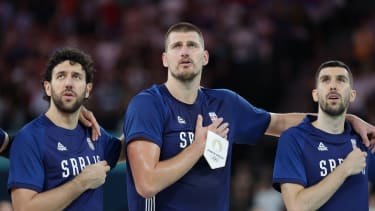 Vasilije Micic (Serbien 22), Nikola Jokic (Serbien 15), Ognjen Dobric (Serbien 13) bei der Nationalhymne Basketball, Herren Viertelfinale : Serbien - Australien (SRB-AUS Serbia vs Australia) Paris 2024, Olympische Spiele, Olympic Games, Olympische Spiele, Olympia, OS Jeux olympiques 2024 06.08.2024 Arena Bercy, Paris EDITORIAL USE ONLY *** Vasilije Micic Serbia 22 , Nikola Jokic Serbia 15 , Ognjen Dobric Serbia 13 during the national anthem Basketball, mens quarter-final Serbia Australia SRB AUS Serbia vs Australia Paris 2024, Olympische Spiele, Olympic Games, Jeux olympiques 2024 06 08 2024 Arena Bercy, Paris EDITORIAL USE ONLY PUBLICATIONxNOTxINxLUX