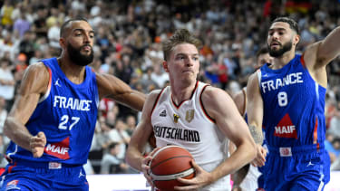 Basketball, Länderspiel, Deutschland - Frankreich in der Lanxess Arena, Deutschland's Justus Hollatz (M) kämpft mit den Franzosen Rudy Gobert (l) und Isaiah Cordinier.