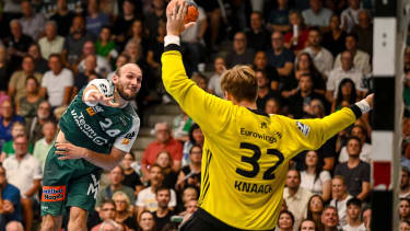 Goeppingen, Deutschland, 06.09.24: Marcel Schiller (FRISCH AUF! Göppingen) und Torwart Finn Knaack (Handball Verein Hamburg) im Zweikampf waehrend des Daikin Handball Bundesliga Spiels zwischen FRISCH AUF! Goeppingen vs Handball Sport Verein Hamburg in der EWS Arena am 06. September 2024 in Goeppingen, Deutschland. (Foto von Harry Langer DeFodi Images)