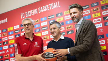 FC Bayern Basketball Cheftrainer Gordon Herbert (l-r), Vereinspräsident Herbert Hainer und Geschäftsführer Marko Pesic posieren nach der Pressekonferenz.