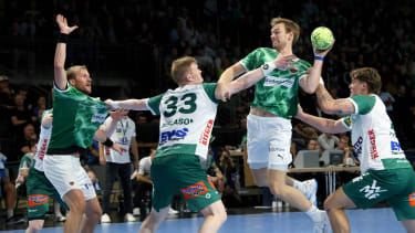 DEU, DHB, Pokal, Fuechse Berlin vs. FRISCH AUF! Goeppingen, 02.10.2024, Max-Schmeling-Halle, Berlin, DEU, DHB, Pokal, Fuechse Berlin vs. FRISCH AUF! Goeppingen, im Bild Mathias Gidsel (Fuechse Berlin 19), Max Darj (Fuechse Berlin 5), YMIR GISLASON (Frisch Auf Goeppingen 33) Foto: Juergen Engler nordphoto GmbH *** DEU, DHB, Cup, Fuechse Berlin vs FRISCH AUF Goeppingen, 02 10 2024, Max Schmeling Halle, Berlin, DEU, DHB, Cup, Fuechse Berlin vs FRISCH AUF Goeppingen, in the picture Mathias Gidsel Fuechse Berlin 19 , Max Darj Fuechse Berlin 5 , YMIR GISLASON Frisch Auf Goeppingen 33 Foto Juergen Engler nordphoto GmbH nordphotoxGmbHx xEngler nph00076