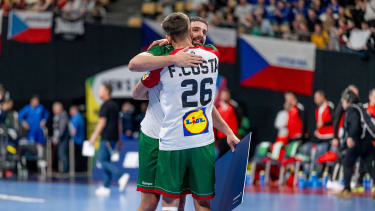 Francisco Costa (Portugal, 26) und Martim Costa (Portugal, 79) freuen sich ueber den Sieg und dessen Auszeichnung zum Spieler des Spiels. GER, Tschechien vs. Portugal, Handball, Maenner, EHF Euro 2024, Gruppe F, 2. Spieltag, 13.01.2024. GER, Tschechien vs. Portugal, Handball, Maenner, EHF Euro 2024, Gruppe F, 2. Spieltag, 13.01.2024. Muenchen *** Francisco Costa Portugal, 26 and Martim Costa Portugal, 79 are happy about the victory and his award as player of the match GER, Czech Republic vs Portugal, Handball, Men, EHF Euro 2024, Group F, Matchday 2, 13 01 2024 GER, Czech Republic vs Portugal, Handball, Men, EHF Euro 2024, Group F, Matchday 2, 13 01 2024 Munich Copyright: xEibner-Pressefoto HeikexFeinerx EP_HFR