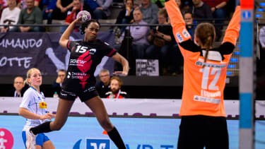Handball: DHB-Pokal, Final4, Halbfinale - HSG Bensheim Auerbach - HSG Blomberg-Lippe Ndidi Agwunedu (HSG Bensheim), Torhueterin Zoe Ludwig (Blomberg) Stuttgart Porsche Arena Baden-Württemberg Deutschland *** Handball DHB Pokal, Final4, Semifinal HSG Bensheim Auerbach HSG Blomberg Lippe Ndidi Agwunedu HSG Bensheim , Goalkeeper Zoe Ludwig Blomberg Stuttgart Porsche Arena Baden Württemberg Germany
