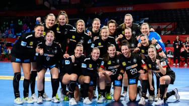 Handball, Frauen: EM, Slowenien - Deutschland, Hauptrunde, Gruppe 2, 4. Spieltag Gruppenfoto Wien Stadthalle Oesterreich *** Handball, Womens European Championship, Slovenia Germany, Main Round, Group 2, Matchday 4 Group photo Vienna Stadthalle Austria