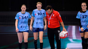 Handball: DHB-Pokal, Final4, Spiel Platz 3, HSG Bensheim Auerbach - Borussia Dortmund Matilda Ehlert (HSG Bensheim) Verletzt Verletzung Schmerzen Stuttgart Porsche Arena Baden-Württemberg Deutschland *** Handball DHB Pokal, Final4, Match 3rd place, HSG Bensheim Auerbach Borussia Dortmund Matilda Ehlert HSG Bensheim Injured Injury Pain Stuttgart Porsche Arena Baden Württemberg Germany