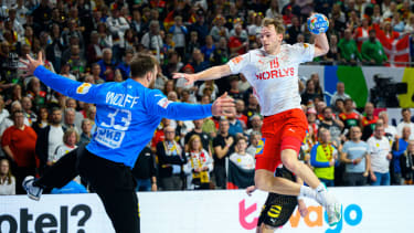 Koeln, Deutschland:
Handball EM 2024 - Halbfinale - Daenemark - Deutschland

v.li. Torhueter Andreas Wolff (Deutschland), Daenemarks Mathias Gidsel
