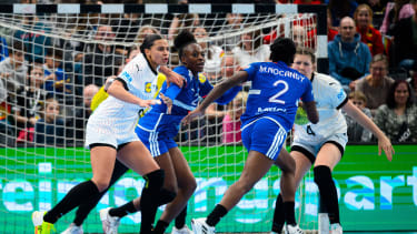 Trier: Handball Frauen Laenderspiel - Deutschland - Frankreich v.li. Aimee von Pereira (Deutschland), Laura Flippes (Frankreich), Meline Nocandy (Frankreich), Marie Steffen (Deutschland) Trier SWT Arena Deutschland *** Trier handball women international Germany France from left Aimee von Pereira Germany , Laura Flippes France , Meline Nocandy France , Marie Steffen Germany Trier SWT Arena Germany