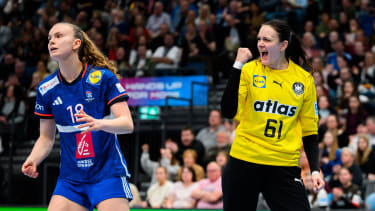 Trier: Handball Frauen Laenderspiel - Deutschland - Frankreich v.li. Lilou Pintat (Frankreich), Torhueterin Nicole Roth (Deutschland) Trier SWT Arena Deutschland *** Trier handball womens international Germany France v li Lilou Pintat France , goalkeeper Nicole Roth Germany Trier SWT Arena Germany