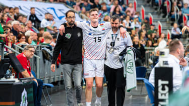 Dominik Axmann (HSV Hamburg, Nr. 15) verletzt sich und wird behandelt (v.l.), TSV Hannover-Burgdorf (rot) gegen HSV Hamburg (weiss) am 22. Spieltag der Saison 2024 2025 in der DAIKIN Handball-Bundesliga (09.03.2025, ZAG Arena (Hannover, GER), *** Dominik Axmann HSV Hamburg, No. 15 is injured and receives treatment v l , TSV Hannover Burgdorf red vs HSV Hamburg white on matchday 22 of the 2024 2025 season in the DAIKIN Handball Bundesliga 09 03 2025, ZAG Arena Hannover, GER , Copyright: xJanxGuentherx xTSVxHannover-Burgdorfx