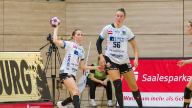 Halle, Deutschland 21. September 2024: 2.HBL - Frauen - 2024 2025 - SV Union Halle-Neustadt vs. ESV 1927 Regensburg Im Bild: v.li. Anika Neuer (Regensburg) und Caroline Hübner Huebner (Regensburg) SWH.arena Sachsen-Anhalt *** Halle, Germany 21 September 2024 2 HBL Women 2024 2025 SV Union Halle Neustadt vs ESV 1927 Regensburg Pictured from left Anika Neuer Regensburg and Caroline Hübner Huebner Regensburg SWH arena Sachsen Anhalt Copyright: xFotostandx xBallaschx