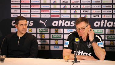 Foto : Bundestrainer Alfred Gislason ( Deutschland ) und links Ingo Meckes ( Vorstand im DHB ) Handball deutsche Nationalmannschaft, WM Vorbereitung am Sa. 04.01.2025 in Hamburg Pressekonferenz *** Photo national coach Alfred Gislason Germany and on the left Ingo Meckes DHB Sports Director German national handball team, World Championship preparation on Sat 04 01 2025 in Hamburg Press conference