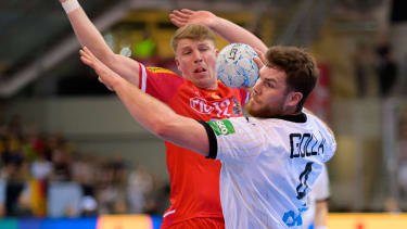 Handball: EM-Qualifikation, Österreich - Deutschland, 2. Qualifikationsrunde, Gruppe 7, 3. Spieltag Lukas Hutecek (Oesterreich Lemgo), Johannes Golla (Deutschland) Wien Steffl Arena Oesterreich *** European Handball Championship Qualification, Austria Germany, 2 Qualification Round, Group 7, Matchday 3 Lukas Hutecek Austria Lemgo , Johannes Golla Germany Vienna Steffl Arena Austria